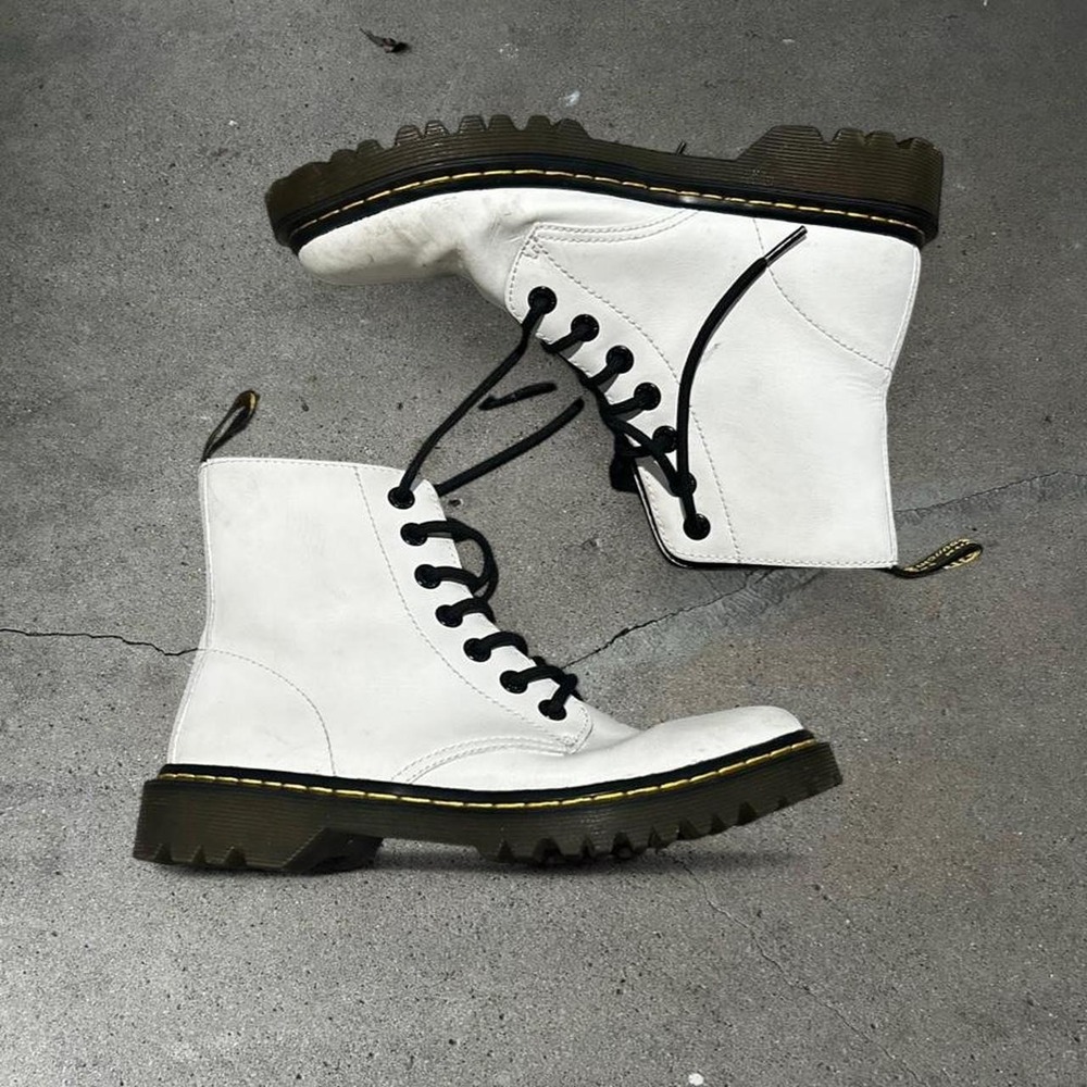 Women's Dr. Martens white Luana bouncing sole boots Size 8
